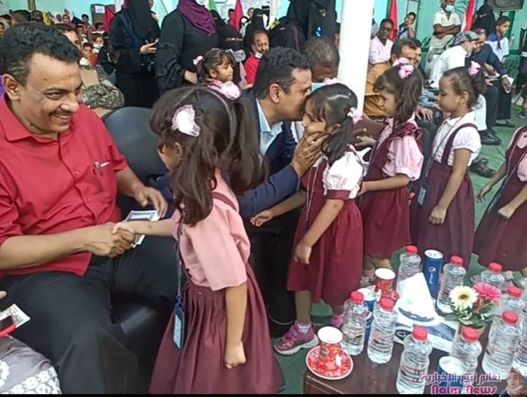 خلال تدشينه العمل البيئي بمدارس المديرية .. *مدير عام المنصورة يعلن عن إعتماد " 25 " مليون ريال لدعم الأنشطة المدرسية في كافة مدارس المديرية