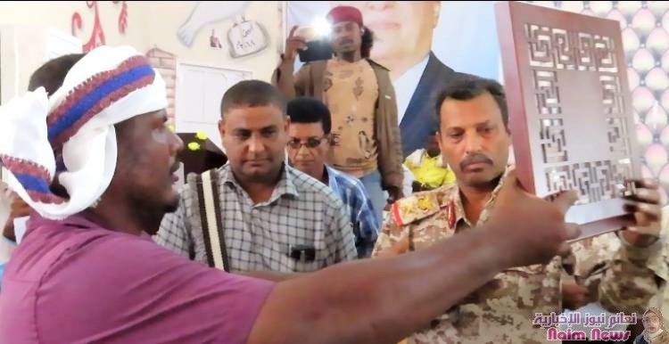 عمال صندوق النظافة بزنجبار يكرمون محافظ أبين.. وتوجيه بإكرامية نصف راتب لهم