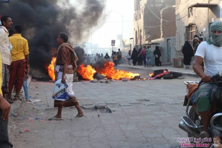 سكان حوطة لحج يحتجون ويشعلون الاطارات على طريق مدخل المدينة