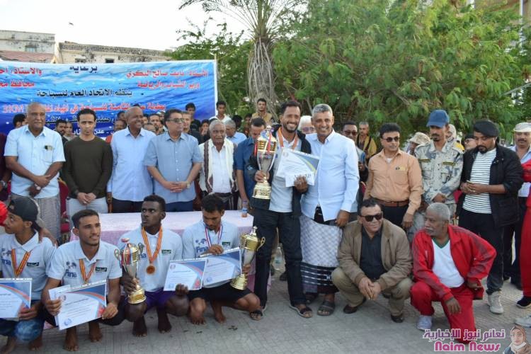 خيور كعادته يتوج بطلا لسباق السباحة في عدن
