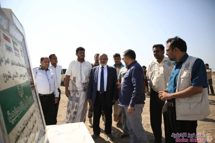 بتمويل كويتي ... محافظ محافظة الحديدة الدكتور الحسن علي طاهر يضع حجر اساس مشروع بناء قرية " بسمة أمل " النموذجية للنازحين بالخوخة* . 