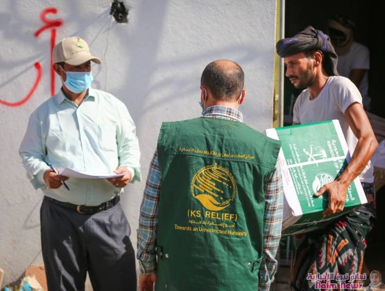 مركز الملك سلمان للإغاثة.. يواصل توزيع السلة الغذائية الرمضانية للنازحين بعدن*