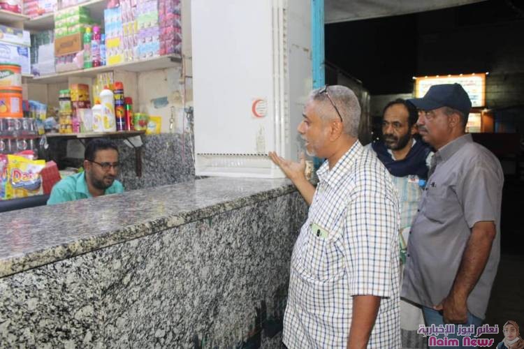 الصناعة بعدن تضبط عددا من المحلات التجارية في حملتها الرقابية بالشيخ عثمان 