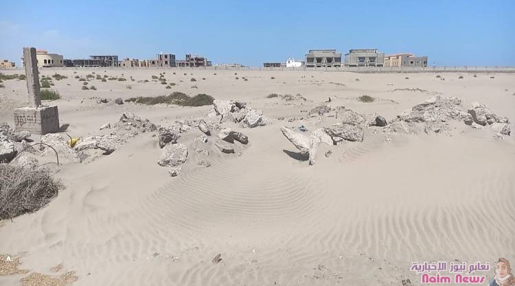 وكيل عدن " الزامكي " ومدير البريقة يطلعان على الموقع المقترح لإقامة مخيم للنازحين*