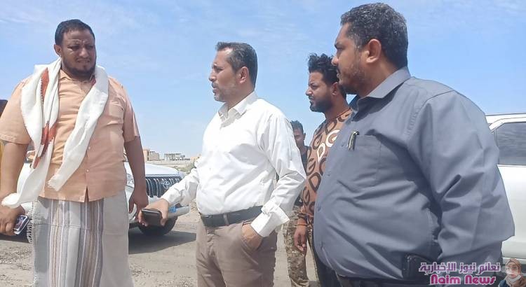 وكيل عدن " الزامكي " ومدير البريقة يطلعان على الموقع المقترح لإقامة مخيم للنازحين*