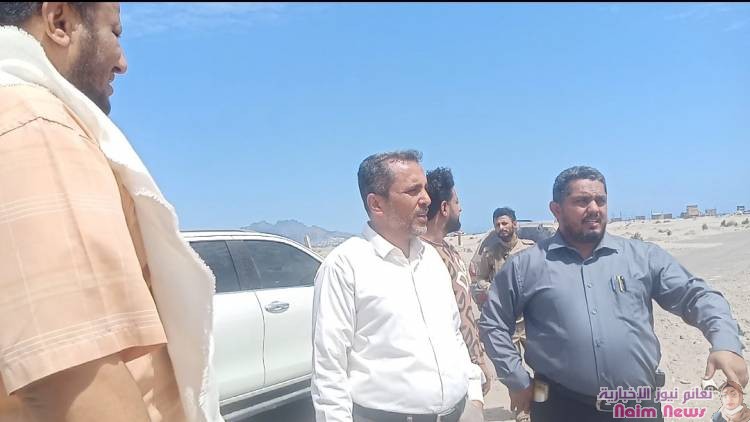وكيل عدن " الزامكي " ومدير البريقة يطلعان على الموقع المقترح لإقامة مخيم للنازحين*
