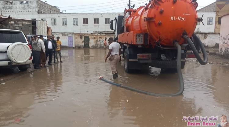 مدير عام البريقة يشدد على مضاعفة الجهود لشفط مياه الأمطار في عدد من شوارع المديرية*