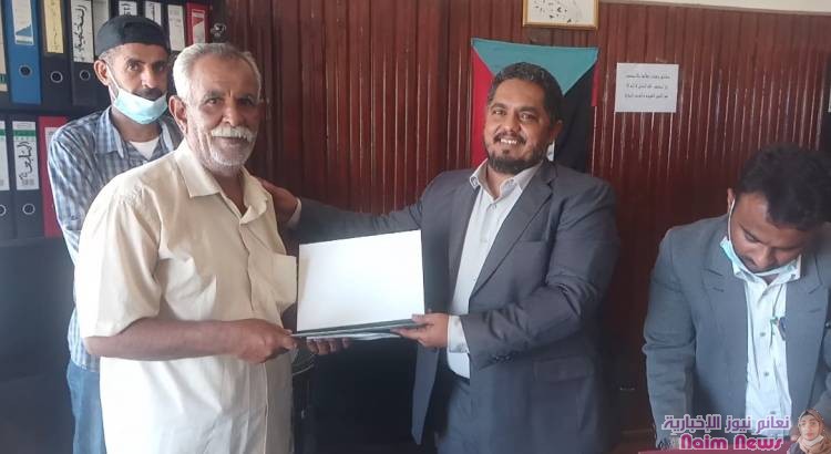 بمناسبة اليوم العالمي لعيد العمال .. *مدير عام البريقة يكرم عدد من موظفي المكاتب التنفيذية بالمديرية*