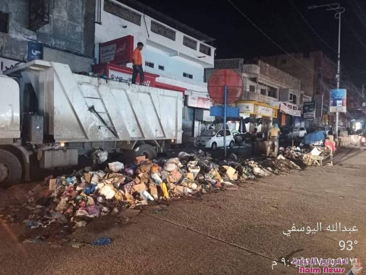 بالصور جهود عمال النظافة خلال اجازة العيد تتواصل وبوتيرة عالية لنظافة مدينتهم... 