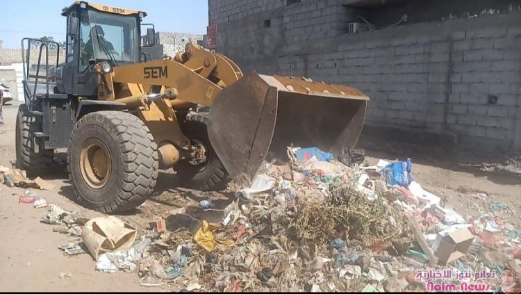 خلال تدشينه حملة نظافة في منطقة بئر أحمد.. *مدير البريقة يؤكد أهمية تنفيذ حملات النظافة للحفاظ على المظهر الجمالي والوضع البيئي*