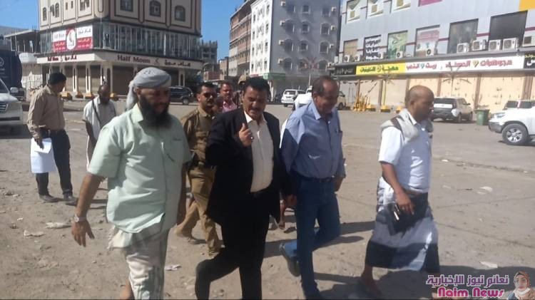 خلال تدشينه مشروع إعادة تأهيل عدد من الشوارع.. *مدير عام المنصورة يشيد بدور القطاع الخاص المساند لجهود السلطة المحلية بالمديرية