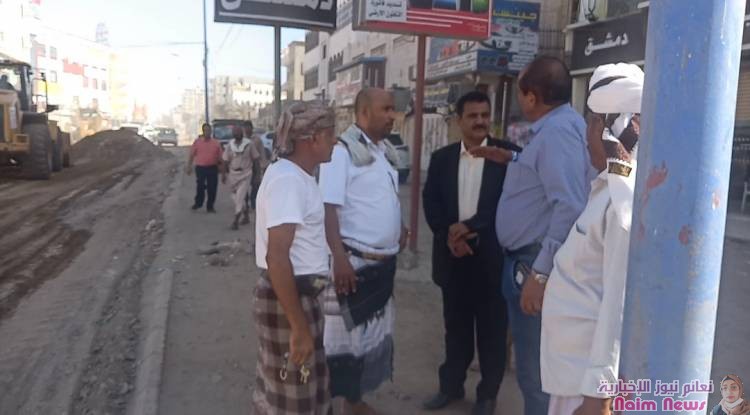 خلال تدشينه مشروع إعادة تأهيل عدد من الشوارع.. *مدير عام المنصورة يشيد بدور القطاع الخاص المساند لجهود السلطة المحلية بالمديرية