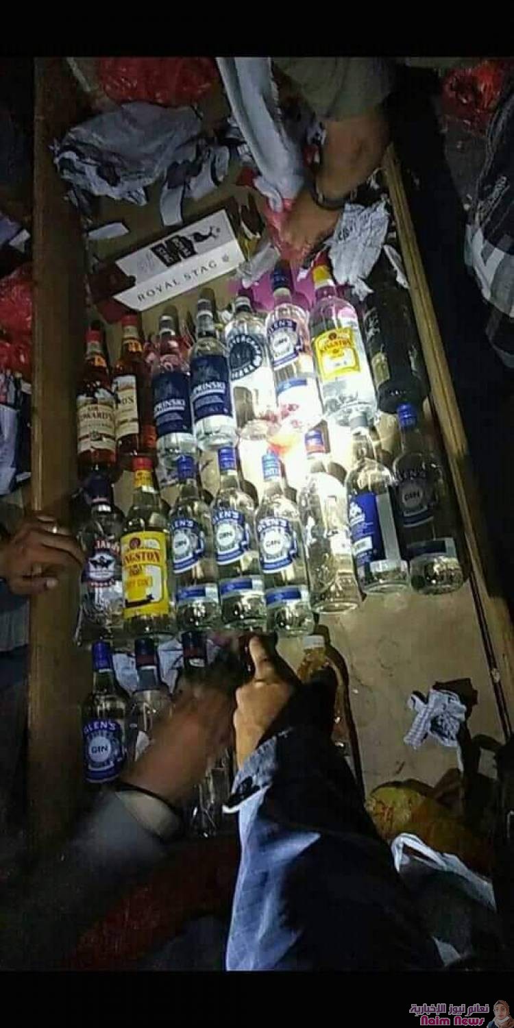 شرطة الدوريات وأمن الطرق في محافظة تعز بالتمركز الامنى بمدخل مديرية الشمايتين تضبط كمية من الخمور والحشيش وتلقي القبض على عدد من أفراد العصابة التي تعمل بتهريبها .