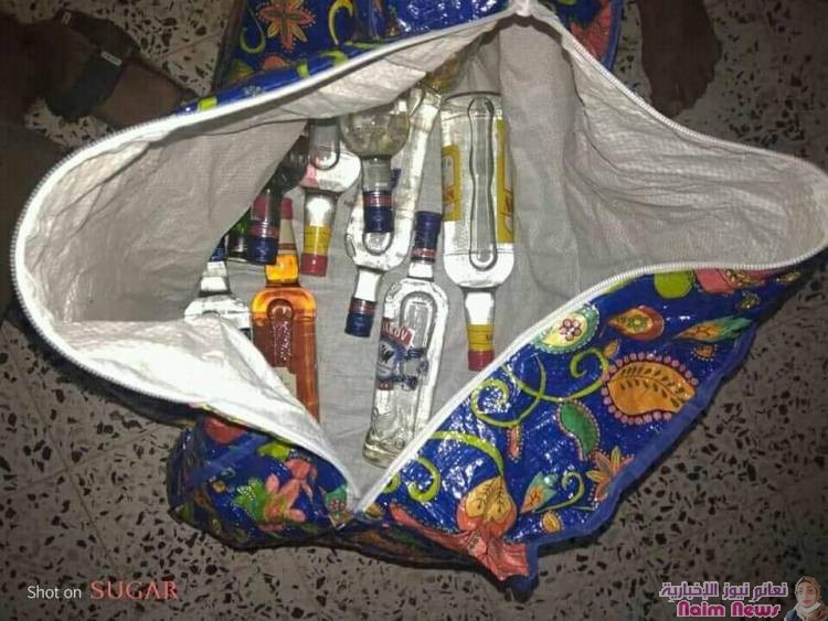 شرطة الدوريات وأمن الطرق في محافظة تعز بالتمركز الامنى بمدخل مديرية الشمايتين تضبط كمية من الخمور والحشيش وتلقي القبض على عدد من أفراد العصابة التي تعمل بتهريبها .