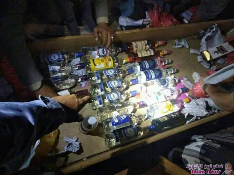 شرطة الدوريات وأمن الطرق في محافظة تعز بالتمركز الامنى بمدخل مديرية الشمايتين تضبط كمية من الخمور والحشيش وتلقي القبض على عدد من أفراد العصابة التي تعمل بتهريبها .