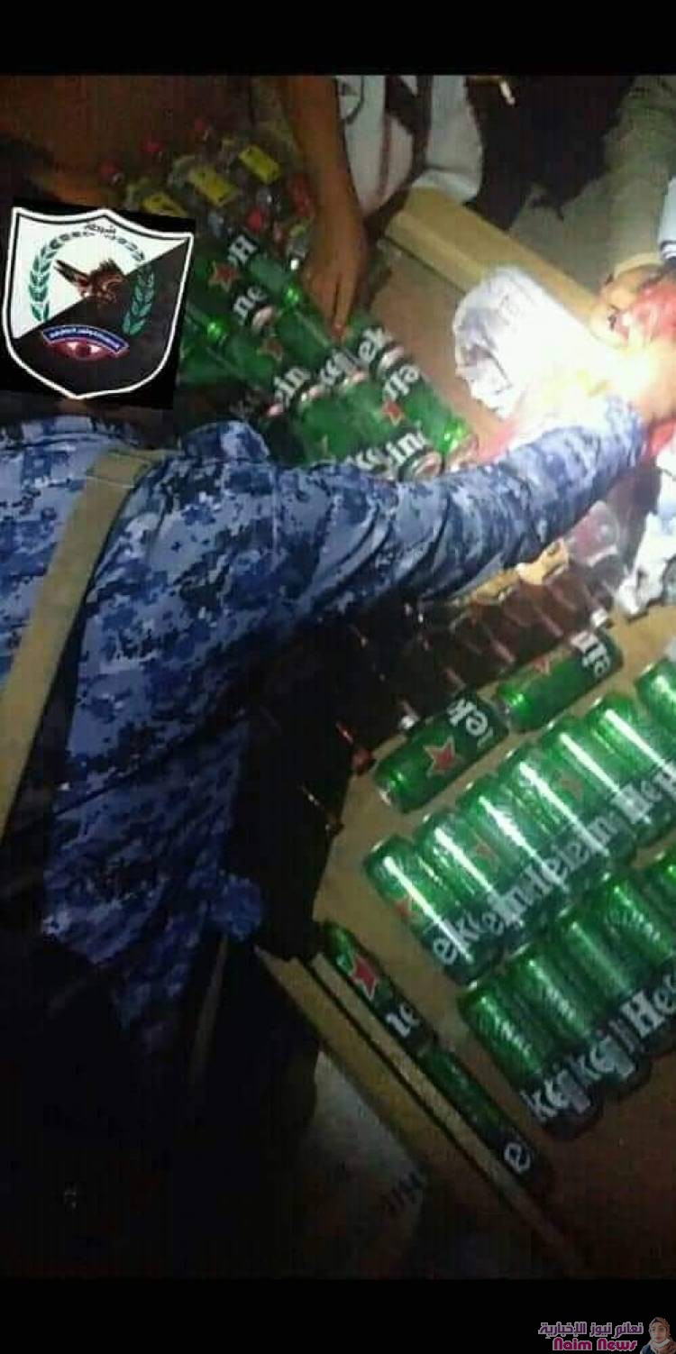 شرطة الدوريات وأمن الطرق في محافظة تعز بالتمركز الامنى بمدخل مديرية الشمايتين تضبط كمية من الخمور والحشيش وتلقي القبض على عدد من أفراد العصابة التي تعمل بتهريبها .