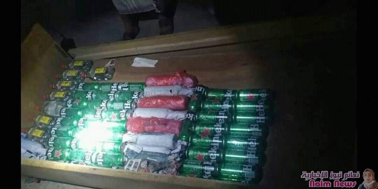 شرطة الدوريات وأمن الطرق في محافظة تعز بالتمركز الامنى بمدخل مديرية الشمايتين تضبط كمية من الخمور والحشيش وتلقي القبض على عدد من أفراد العصابة التي تعمل بتهريبها .