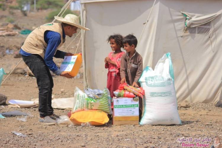 بتمويل من الجمعية الكويتية للإغاثة بدولة الكويت وتنفيذ مؤسسة ينابيع الخير الإنسانية بتعز توزيع 2500 سلة غذائية للأسر الأشد احتياجاً في خمس مديريات بمحافظة تعز..