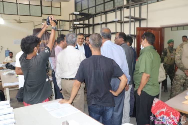 محافظ عدن والوكيل المساعد بوزارة التربية يدشنان عملية تصحيح اختبارات الثانوية العامة في كنترول عدن   