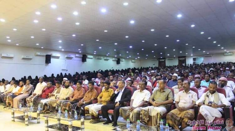 الوكيل عبدون خلال لقائه بقيادات العمل التربوي والتعليمي ورؤساء المراكز الاختبارية وجمع من المعلمين المتعاقدين .. يؤكد أن العملية التربوية والتعليمية بحضرموت شهدت استقراراً ونموذجية في شتى المجالات .