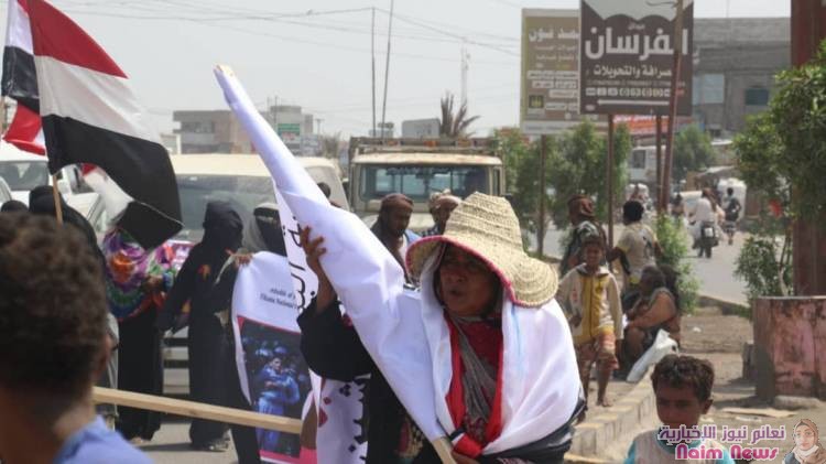 الخوخة.. مسيرة احتجاجية غاضبة تنديدا بإعدام المليشيا 9 مواطنين في صنعاء 