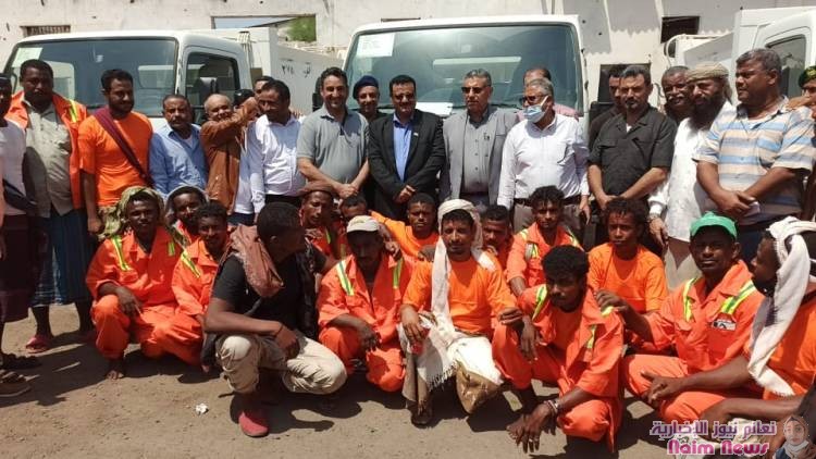 بتمويل من المجلس المحلي بالمديرية.. *أمين محلي عدن يدشن توزيع " 4 " آليات جديدة لقسمي النظافة بالمنصورة بقيمة 200 مليون ريال