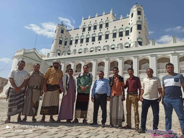 الوزير البكري يزور قصر سيئون التاريخي ويقوم بجولة في الأسواق الشعبية بمدينة سيئون