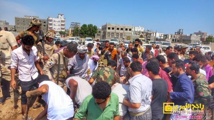 المئات يشيعون جثمان الشهيد الإعلامي خالد عسكر اليافعي 