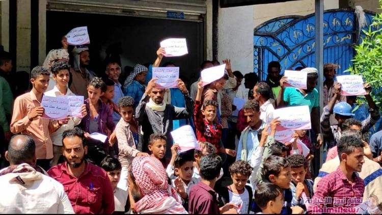 إحتجاجية لأبناء منطقة الصافية ومديرية الشمايتين والمواسط للتنديد بعرقلة نافذين لمشاريع خدمية يقوم بها مستثمرون ومنها بناء أكبر مستشفى في المحافظة