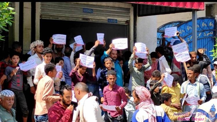 إحتجاجية لأبناء منطقة الصافية ومديرية الشمايتين والمواسط للتنديد بعرقلة نافذين لمشاريع خدمية يقوم بها مستثمرون ومنها بناء أكبر مستشفى في المحافظة