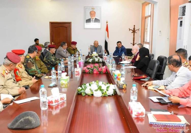اجتماع يناقش الاوضاع الخدمية والتطورات العسكرية بتعز
