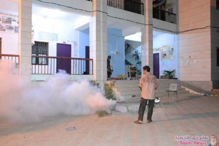 محلي صيرة ينفذ حملة رش ضبابي لمكافحة الحشرات الناقلة للأوبئة بعد الأمطار التي شهدتها المديرية