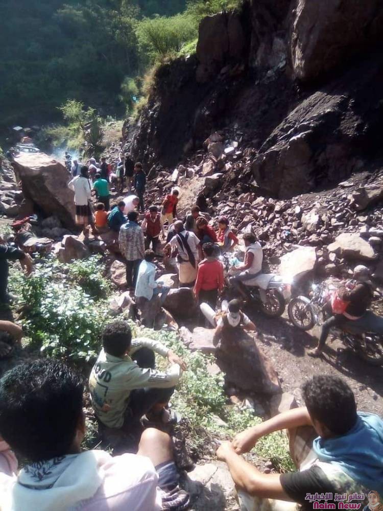 انهيار صخري جراء الامطار والسيول في "عقبة الشامر