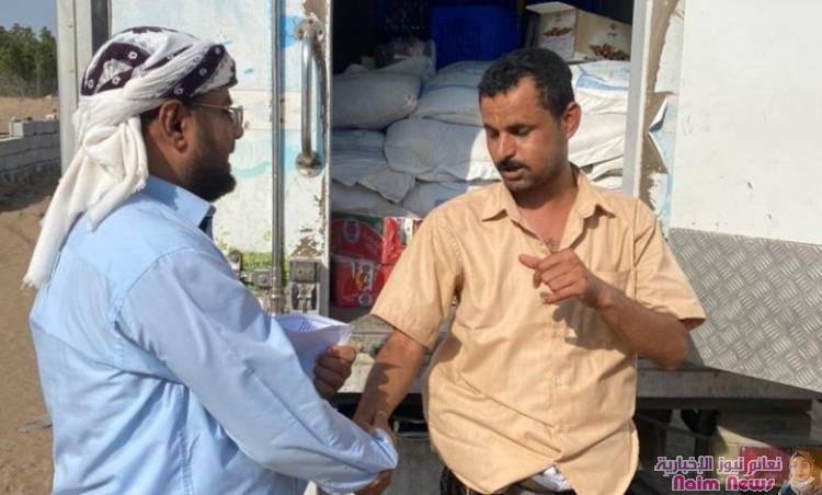 مكتب الصناعة والتجارة بمديرية دارسعد يضبط كمية من الألبان والعصائر منتهية الصلاحية