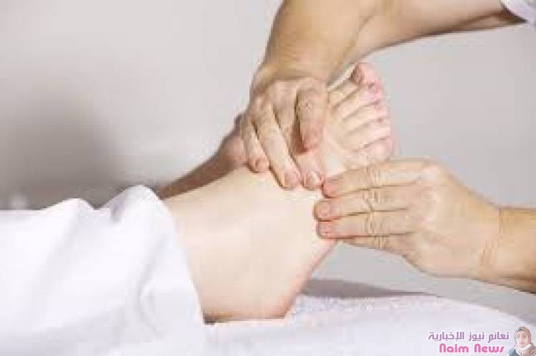 أطباء يبسطون أسباب الشعور بوخز في الساقين خلال الليل