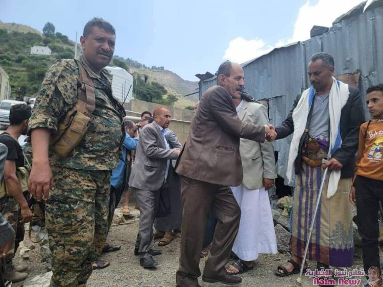 مدير فرع الأمن السياسي بتعز يزور اسرة الشهيد الرائد عدنان المحيا ويقدم واجب العزاء.