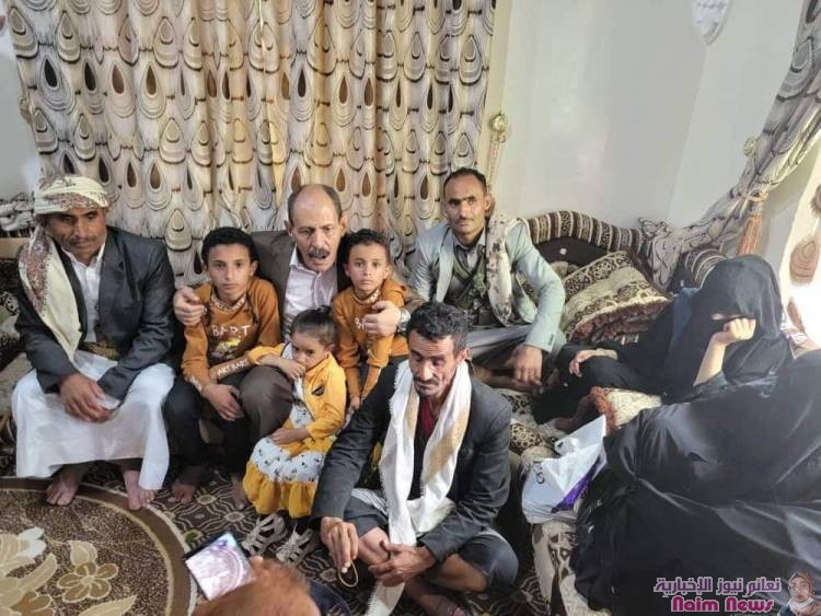 مدير فرع الأمن السياسي بتعز يزور اسرة الشهيد الرائد عدنان المحيا ويقدم واجب العزاء.