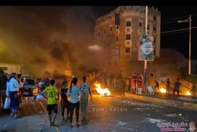 عدن.. تظاهرات شعبية غاضبة في عددًا من مديريات العاصمة عدن احتجاجًا على انقطاع الكهرباء.. 