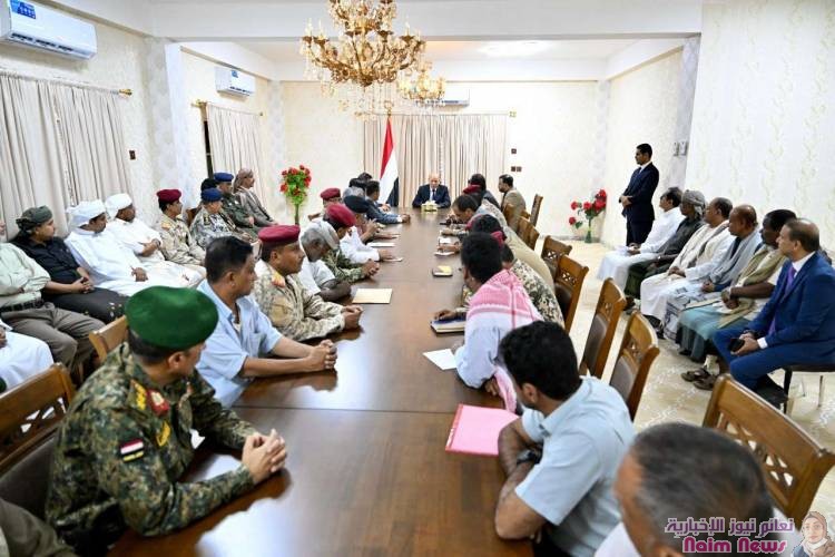 رئيس مجلس القيادة الرئاسي يعقد اجتماعا بقيادة السلطة المحلية والمكتب التنفيذي لمحافظة المهرة