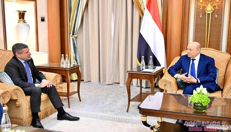 لقاء يجمع رئيس مجلس القيادة بالسفير الأمريكي