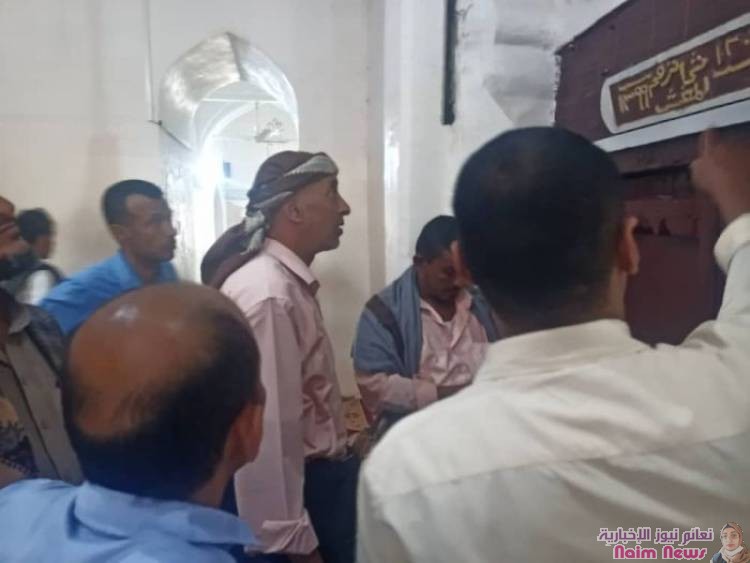 مدير عام المخا يتفقد أعمال الترميم في جامع الشاذلي ويزور المعالم التاريخية بالمديرية* 