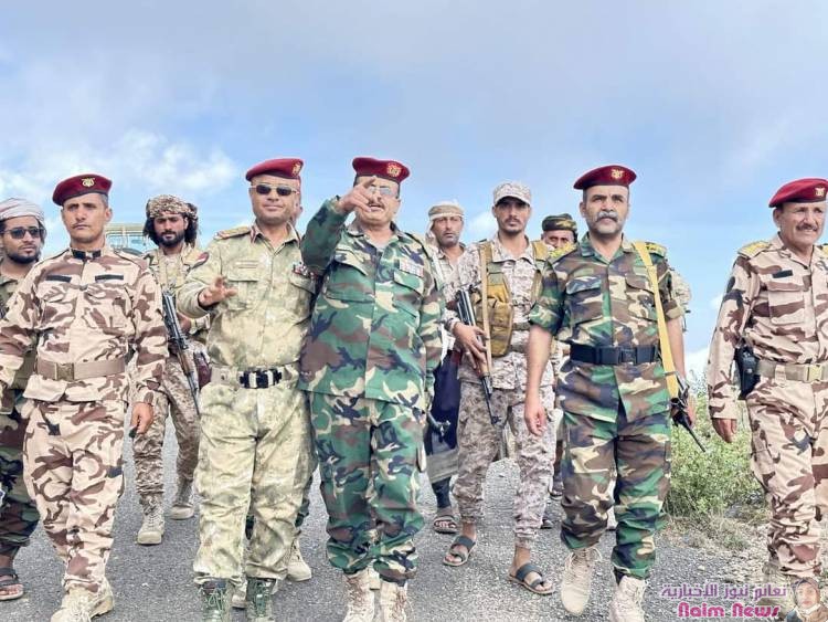 قيادة محور تعز تواصل زياراتها العيدية للجبهات القتالية 