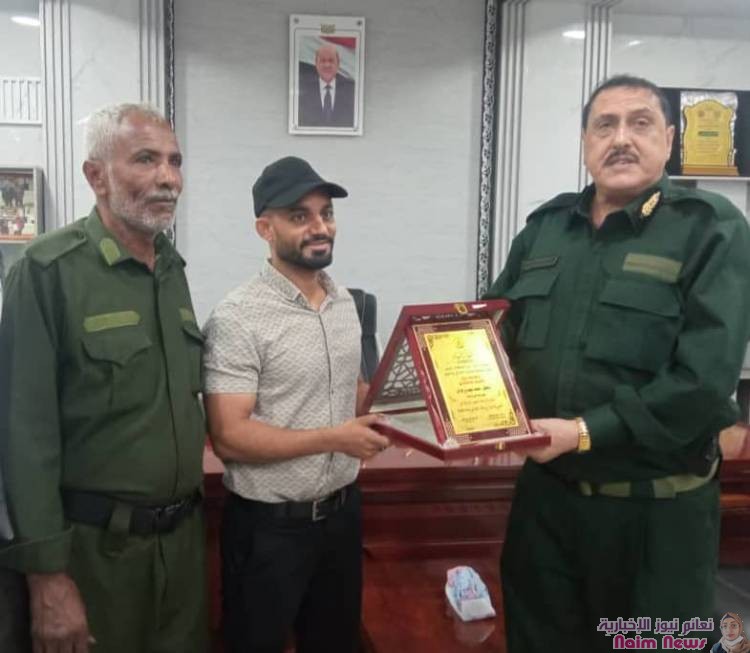 عدن/تكريم تقديرا لدور مدير مديرية صيرة على ما قام به من دعم لمصلحة الدفاع المدني