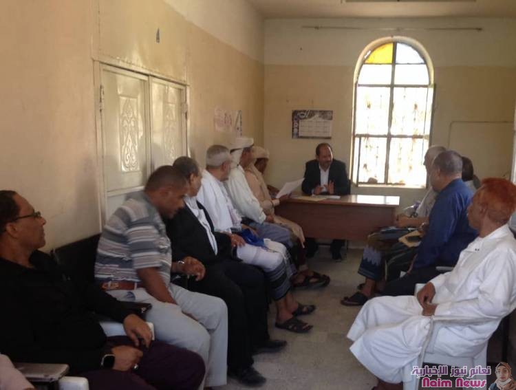 تعز.. مدير عام التعزية يعقد اجتماعاً موسعاً بإدارة مكتب التربية والتعليم ومديري أقسامها 