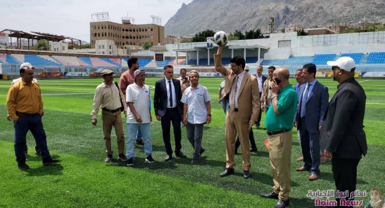 تسليم ملعب الشهداء بتعز بعد تعشيبه صناعيا