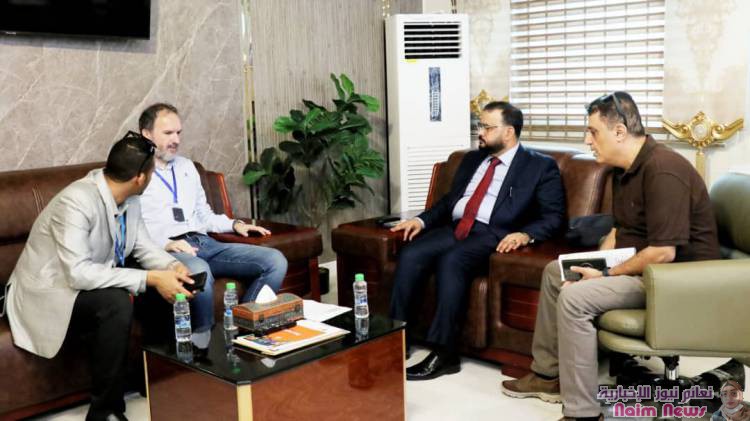 وزير الأشغال العامة يناقش مع مدير مشروع الربط الحيوي تنفيذ مشاريع الطرق في اليمن