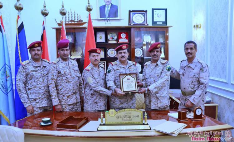 الضباط اليمنيون الدارسين في مصر يُكرِّمون وزير الدفاع الفريق الركن محسن الداعري