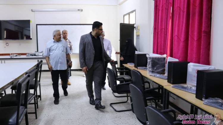 وكيل محافظة عدن يتفقد مواد مشروع التدريب المهني للطاقة المتجددة والأمن السيبراني 