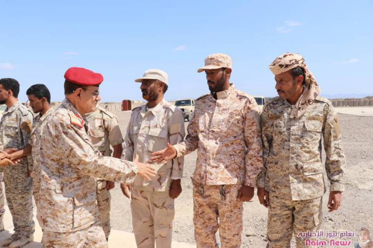 لجنة عسكرية تزور محور باب المندب - خرز لمعايدة المقاتلين في جبهات القتال