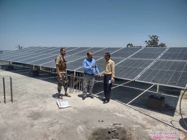 تعز: مدير صحة صالة يتفقد سير العمل في تركيب منظومة الطاقة الشمسية بمركز 26 الصحي*